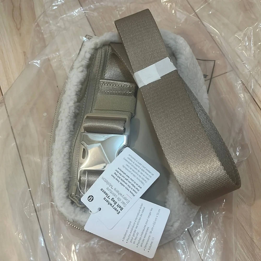Lululemon everywhere belt bag fleece NWT light ivory - Picture 5 of 8